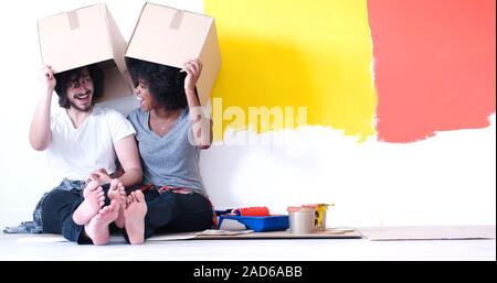 Jungen multiethnischen Paar spielen mit Kartons Stockfoto