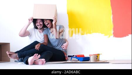 Jungen multiethnischen Paar spielen mit Kartons Stockfoto
