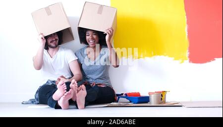 Jungen multiethnischen Paar spielen mit Kartons Stockfoto