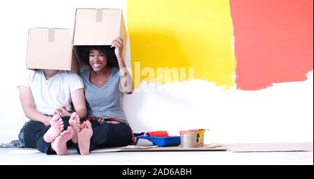 Jungen multiethnischen Paar spielen mit Kartons Stockfoto