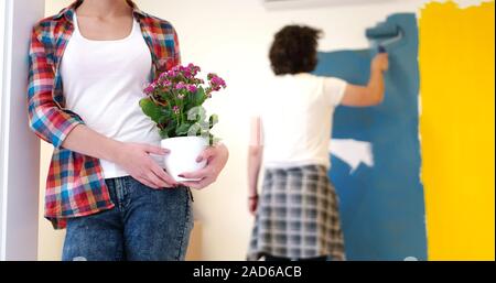 Glückliches junges Paar nach Hause tun Erneuerungen Stockfoto