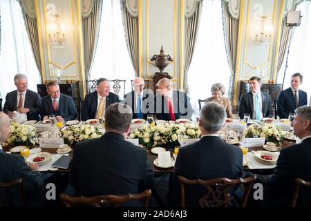 London, Großbritannien. 03. Dezember 2019. Us-Präsident Donald Trump bei einem Frühstück mit NATO-Generalsekretär Jens Stoltenberg vor Beginn der NATO-Gipfel von Winfield House Dezember 3, 2019 in London, Großbritannien. Der Präsident ist Chef des Stabes Mick Mulvaney, 2. links, Staatssekretär Mike Pompeo, 3. links, Botschafter in Großbritannien Woody Johnson, Mitte links, Botschafter bei der NATO Kay Bailey Hutchison, Mitte rechts, Verteidigungsminister Mark Esper und Presidential Son-in-law Jared Kushner, rechts. Credit: Shealah Craighead/Planetpix/Alamy leben Nachrichten Stockfoto