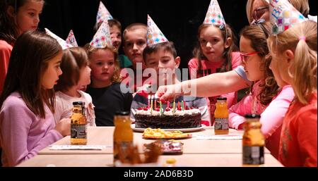 Der Junge freudig seinen Geburtstag feiern. Stockfoto