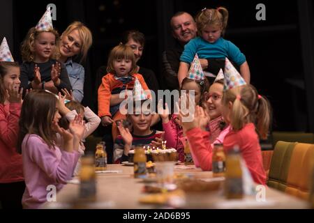 Der Junge freudig seinen Geburtstag feiern. Stockfoto