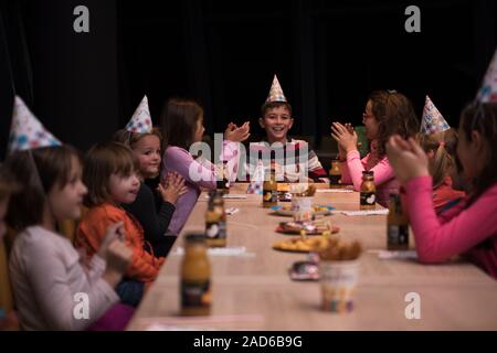 Der Junge freudig seinen Geburtstag feiern. Stockfoto