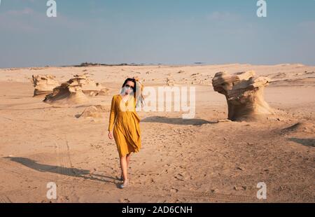 Weibliche Reisende besuchen fossilen Dünen in Abu Dhabi Vereinigte Arabische Emirate Stockfoto