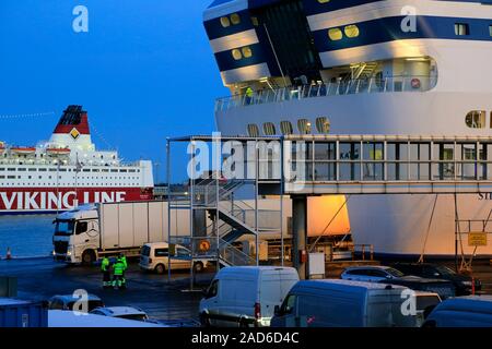 Lkw und Pkw verladen auf Silja Line Fähre in South Harbor, Helsinki mit Fracht Lkw rückwärts auf die Fähre. Helsinki, Finnland. Dezember 3, 2019. Stockfoto