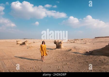 Weibliche Reisende besuchen fossilen Dünen in Abu Dhabi Vereinigte Arabische Emirate Stockfoto
