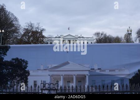 Washington DC, USA. 02 Dez, 2019. Washington, District of Columbia, USA. 2. Dez, 2019. Das Weiße Haus in Washington, DC, USA, am Montag, 2. Dezember 2019. Das Weiße Haus Zaun ist derzeit im Bau und wird etwa 13 Fuß hoch Einmal abgeschlossen werden. Credit: ZUMA Press, Inc./Alamy leben Nachrichten Stockfoto