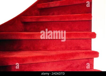 Red Carpet auf weißen Holztreppe in einem Heim, luxuriösen, modernen Interieur Stockfoto