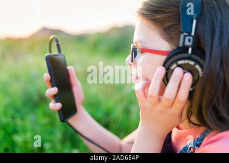 Jugendlich Mädchen Musik Hören mit Ihren Kopfhörern outdoor Stockfoto