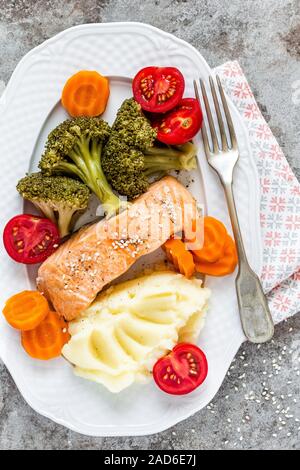 Lachs Fisch gedünstet mit Gemüse Stockfoto