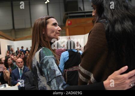 Madrid, Spanien. 3. Dezember, 2019. Chilenischen Minister für Umwelt, Carolina Schmidt, Präsident der 2019 Konferenz der Vereinten Nationen über Klimaänderungen (COP 25), ist von den chilenischen Ureinwohner vom Rat der Völker und der Atacameños vor seinen Präsidenten Sergio Luis Cubillos, während der Einweihung des Landes Platz in den Einrichtungen der COP 25 in Madrid, Spanien konfrontiert. Quelle: dpa Picture alliance/Alamy leben Nachrichten Stockfoto