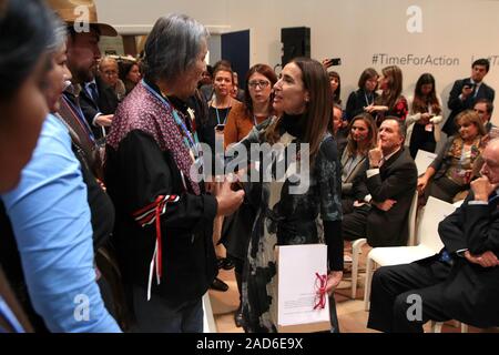 Madrid, Spanien. 3. Dezember, 2019. Chilenischen Minister für Umwelt, Carolina Schmidt, Präsident der 2019 Konferenz der Vereinten Nationen über Klimaänderungen (COP 25), ist von den chilenischen Ureinwohner vom Rat der Völker und der Atacameños vor seinen Präsidenten Sergio Luis Cubillos, während der Einweihung des Landes Platz in den Einrichtungen der COP 25 in Madrid, Spanien konfrontiert. Quelle: dpa Picture alliance/Alamy leben Nachrichten Stockfoto