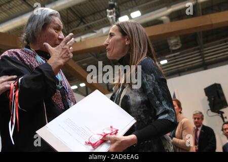 Madrid, Spanien. 3. Dezember, 2019. Chilenischen Minister für Umwelt, Carolina Schmidt, Präsident der 2019 Konferenz der Vereinten Nationen über Klimaänderungen (COP 25), ist von den chilenischen Ureinwohner vom Rat der Völker und der Atacameños vor seinen Präsidenten Sergio Luis Cubillos, während der Einweihung des Landes Platz in den Einrichtungen der COP 25 in Madrid, Spanien konfrontiert. Quelle: dpa Picture alliance/Alamy leben Nachrichten Stockfoto