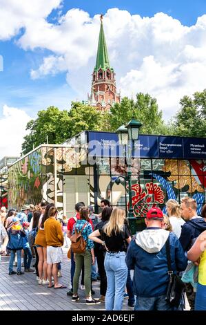 Moskau, Russland - Juli 8, 2019: Masse der Touristen steht in Einklang mit dem Ticket Office für einen Ausflug zu den Moskauer Kreml Stockfoto