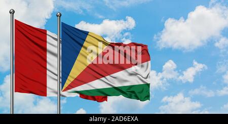 Peru und SeychellesSeychelles, Flagge Seychellen, Seychellen, Seychellen Flagge Victoria Flagge im Wind gegen Weiße bewölkt blauer Himmel zusammen Stockfoto