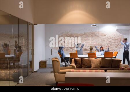 Gruppe junger Geschäftsleute werfen Dokumente Stockfoto