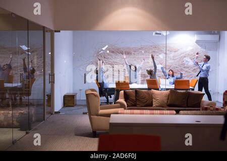 Gruppe junger Geschäftsleute werfen Dokumente Stockfoto