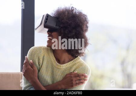 Schwarze Frau mit VR-Headset Gläser von Virtual Reality Stockfoto