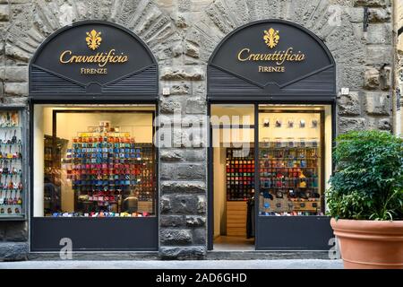 Äußere einer seidenkrawatten Shop mit gewölbten Schaufenster in der Altstadt von Florenz, Toskana, Italien Stockfoto