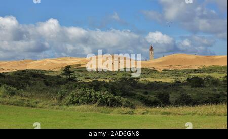 Blick auf Rubjerg Knude. Hohe Düne an der Westküste von Dänemark. Der alte Leuchtturm covere teilweise Stockfoto