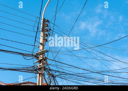Elektrische Post mit einer Menge Drähte in Valparaiso, Chile gesehen Stockfoto