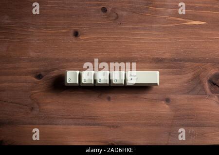 Computer Tastatur Tasten mit 2020 Geben Sie über die weißen Tasten auf einem dunklen Hintergrund geschrieben. Urlaub Technologie Konzept. Neues Jahr 2020 Karte. Stockfoto