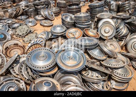 Chrome Felgen und Radkappen in einem Junk Yard in der Wüste in Phoenix Arizona USA Stockfoto