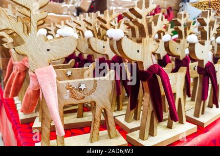 Rotwild Spielzeug zum Verkauf in einem Souvenirshop. Traditionelles Holzspielzeug Hirsche. Weihnachten Holz- Spielzeug. Weihnachtsmarkt. Stockfoto