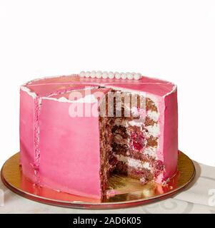 Köstliche rosa Hoch geschichteten Kuchen für die Taufe oder Geburtstag. Schneiden Sie ein Stück Kuchen. Auf weissem Hintergrund. Stockfoto