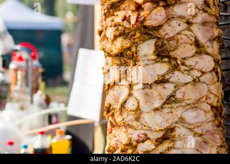 Leckere Platten von aufgespießt fast food shawerma Hühnerfleisch biegen Sie am Spieß. Stockfoto