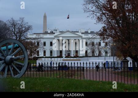 Washington DC, USA. 02 Dez, 2019. Das Weiße Haus in Washington, DC, USA, am Montag, 2. Dezember 2019. Das Weiße Haus Zaun ist derzeit im Bau und wird etwa 13 Fuß hoch Einmal abgeschlossen werden. Credit: MediaPunch Inc/Alamy leben Nachrichten Stockfoto