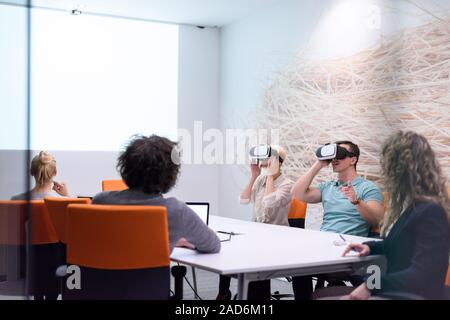 Start Business Team mit Virtual reality Headset Stockfoto