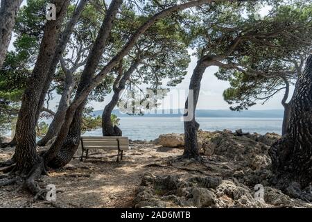 Wunderschöne Aussicht von einer Bank in Brela, Kroatien Stockfoto