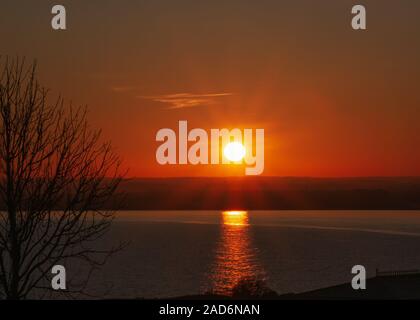 Sonne über Pegwell Bay, Kent und im Wasser widerspiegelt. Es gibt Strahlen von der Sonne, Stockfoto