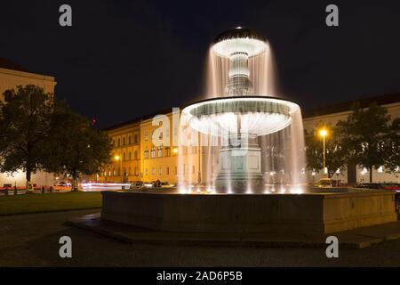 Beleuchtete Brunnen am Geschwister-Scholl-Platz in München Stockfoto