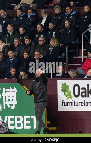 Burnley, Großbritannien. 03 Dez, 2019. Sergio Agüero von Manchester City Uhren auf von der Tribüne aus während der Premier League Match zwischen Burnley und Manchester City im Turf Moor am 3. Dezember 2019 in Burnley, England. (Foto von Daniel Chesterton/phcimages.com) Credit: PHC Images/Alamy leben Nachrichten Stockfoto