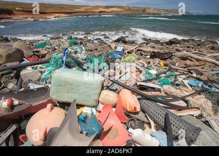 Viel von der Nordseite der Insel Molokai an unzugänglichen. Passatwinde onshore regelmäßig holt mit ihnen Pfähle aus Kunststoff, das gewesen ist, Stockfoto