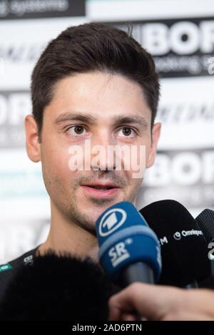 Kolbermoor, Deutschland. 03 Dez, 2019. Emanuel Buchmann, Mitglied des Deutschen Racing Team Bora - Hansgrohe, antwortet auf die Fragen der Journalisten in einem Interview während der Präsentation der Cycling Team für das Jahr 2020. Credit: Matthias Balk/dpa/Alamy leben Nachrichten Stockfoto