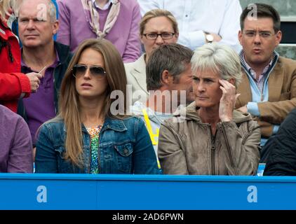 Freundin Kim Sears und Mutter Judy Murray, Andrew Murray gewinnen das Finale in Queens Tennis Club in Aegon WM 2013. Stockfoto