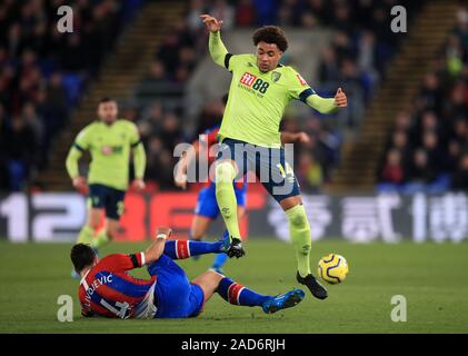 Crystal Palace Luka Milivojevic zählte packt Bournemouth Arnaut Danjuma während der Premier League Spiel im Selhurst Park, London. Stockfoto