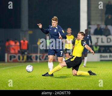 3. Dezember 2019; Pirelli Stadium, Burton Upon Trent, Staffordshire, England, englische Liga Fußball, Burton Albion gegen Southend United; Jake Buxton von Burton Albion kommt für eine Schiebetür auf Stephen Humphrys Southend United Angriff der Ball aus dem Spiel zu kicken - Streng redaktionelle Verwendung. Keine Verwendung mit nicht autorisierten Audio-, Video-, Daten-, Spielpläne, Verein/liga Logos oder "live" Dienstleistungen. On-line-in-Match mit 120 Bildern beschränkt, kein Video-Emulation. Keine Verwendung in Wetten, Spiele oder einzelne Verein/Liga/player Publikationen Stockfoto