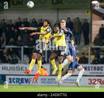 3. Dezember 2019; Pirelli Stadium, Burton Upon Trent, Staffordshire, England, englische Liga Fußball, Burton Albion gegen Southend United; Richard Nartey und Lucas Akins von Burton Albion springen in die Luft zu Kopf den Ball für Kleinkinder von Stephen Humphrys Southend United - Streng redaktionelle Verwendung. Keine Verwendung mit nicht autorisierten Audio-, Video-, Daten-, Spielpläne, Verein/liga Logos oder "live" Dienstleistungen. On-line-in-Match mit 120 Bildern beschränkt, kein Video-Emulation. Keine Verwendung in Wetten, Spiele oder einzelne Verein/Liga/player Publikationen Stockfoto