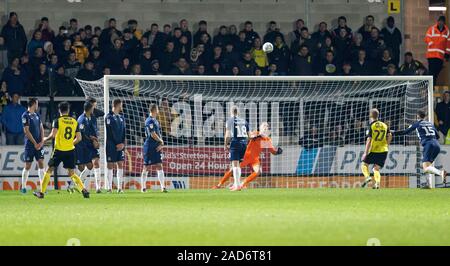 3. Dezember 2019; Pirelli Stadium, Burton Upon Trent, Staffordshire, England, englische Liga Fußball, Burton Albion gegen Southend United; Scott Fraser von Burton Albion zählen von einem Freistoß Vergangenheit Southend United Torhüter Nathan Bischof für 1-1 - streng Redaktionelle verwenden Sie nur auszugleichen. Keine Verwendung mit nicht autorisierten Audio-, Video-, Daten-, Spielpläne, Verein/liga Logos oder "live" Dienstleistungen. On-line-in-Match mit 120 Bildern beschränkt, kein Video-Emulation. Keine Verwendung in Wetten, Spiele oder einzelne Verein/Liga/player Publikationen Stockfoto