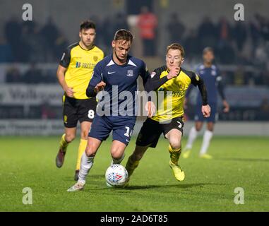 3. Dezember 2019; Pirelli Stadium, Burton Upon Trent, Staffordshire, England, englische Liga Fußball, Burton Albion gegen Southend United; Brandon Goodship Southend United mit der Kugel zu seinen Füßen weg von Stephen Quinn von Burton Albion - Streng redaktionelle Verwendung. Keine Verwendung mit nicht autorisierten Audio-, Video-, Daten-, Spielpläne, Verein/liga Logos oder "live" Dienstleistungen. On-line-in-Match mit 120 Bildern beschränkt, kein Video-Emulation. Keine Verwendung in Wetten, Spiele oder einzelne Verein/Liga/player Publikationen Stockfoto