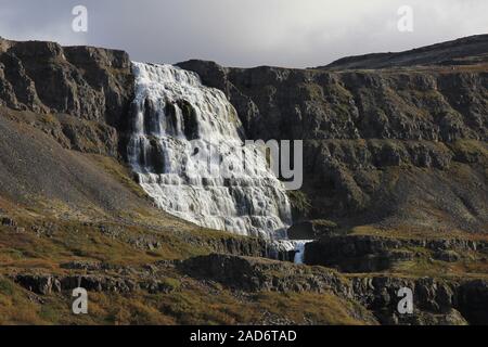 Dynjandi, auch genannt Fjalfoss. Majestätischen Wasserfall in der Westfjorde Islands. Stockfoto