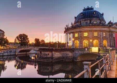 Das Bode-Museum auf der Museumsinsel in Berlin bei Sonnenaufgang Stockfoto