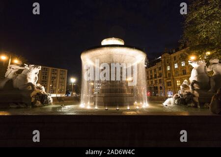 Die Wittelsbacher Brunnen in München bei Nacht Stockfoto