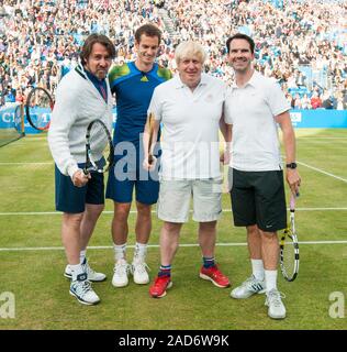 Boris Johnson, die in einer liebe Tennis Turnier im Tennis club Queen's in London mit Andrew Murray, Michael Mcintyre, Jimmy Carr, Jonathan Ross und Sir Richard Branson im Namen der Ross Hutchins und Royal Marsden Krebs Liebe in 2013. Stockfoto